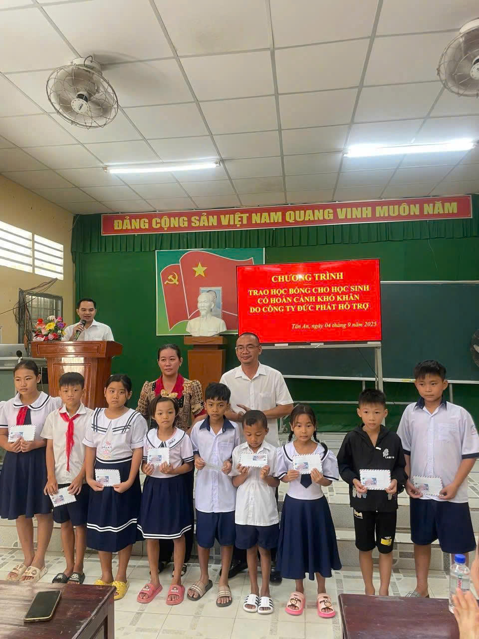 Nhằm động viên tinh thần cho các em học sinh có hoàn cảnh khó khăn nhân dịp năm học 2025 – 2026. Sáng ngày 04/9/2025, Uỷ ban Mặt trận Tổ quốc Việt Nam xã phối hợp Uỷ ban Mặt trận Tổ quốc Việt Nam tỉnh Vĩnh Long tổ chức trao học bổng cho các em học sinh có hoàn cảnh khó khăn tại các điểm trường trên địa bàn xã.