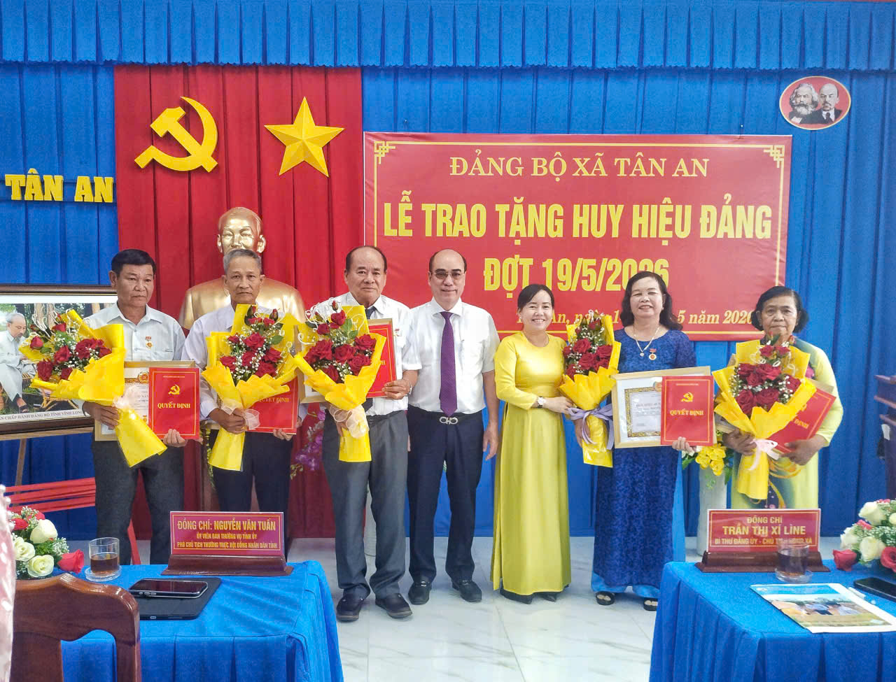 Xã Tân An, tĩnh Vĩnh Long Tổ chức lễ trao tặng Huy hiệu Đảng cho đảng viên đợt 19/5
