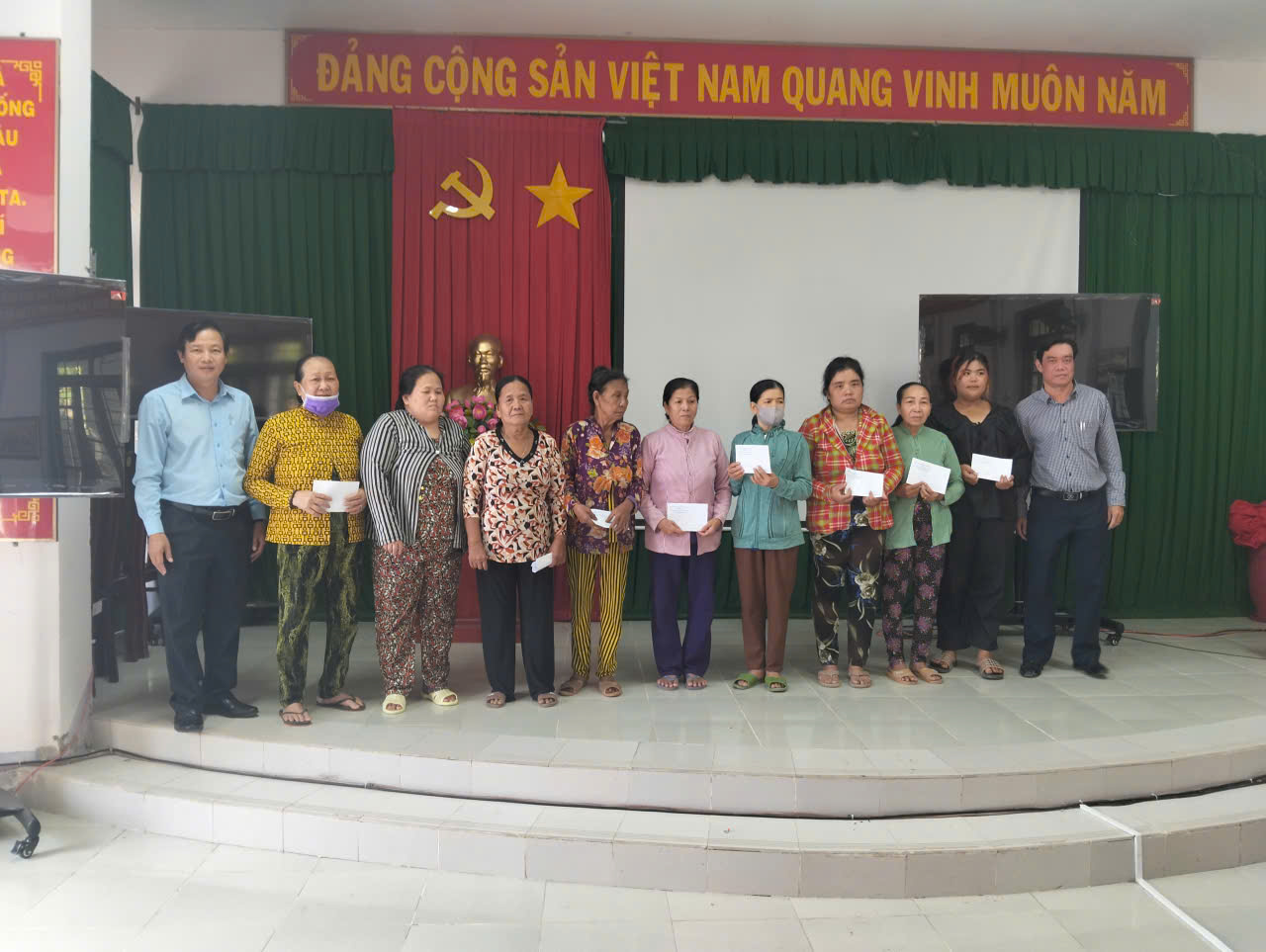 BAN THƯỜNG TRỰC ỦY BAN MTTQ VIỆT NAM TẶNG QUÀ HỘ NGHÈO NHÂN DỊP TẾT NGUYÊN ĐÁN BÍNH NGỌ NĂM 2026
