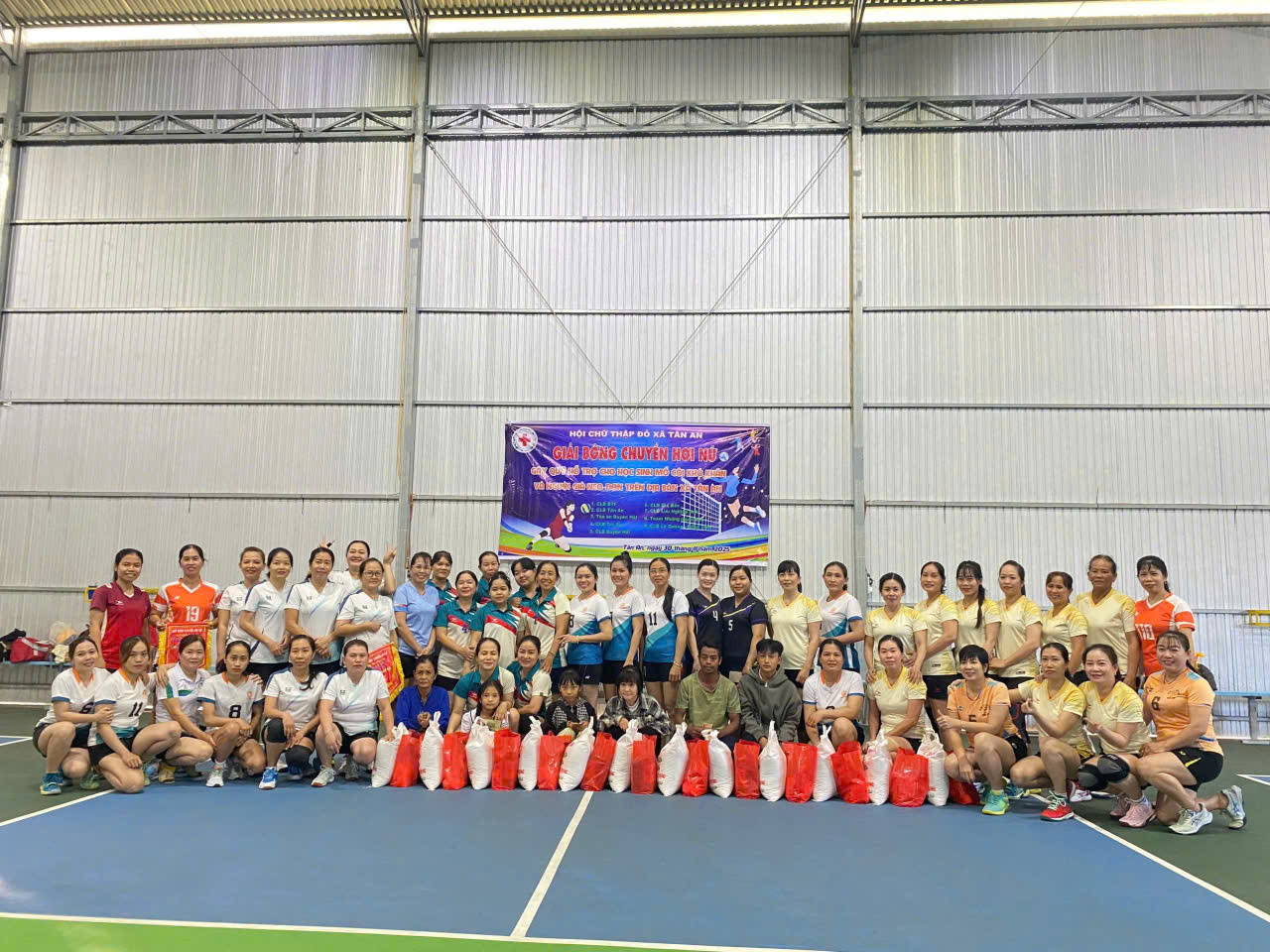 HOẠT ĐỘNG CHÀO MỪNG 79 NĂM NGÀY THÀNH LẬP
HỘI CHỮ THẬP ĐỎ VIỆT NAM
